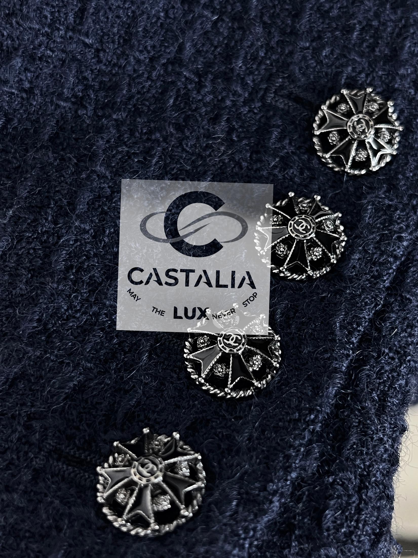 Chanel Timeless CC Gripoix Buttons Navy Tweed Jacket 38 FR In Excellent Condition For Sale In Dubai, AE
