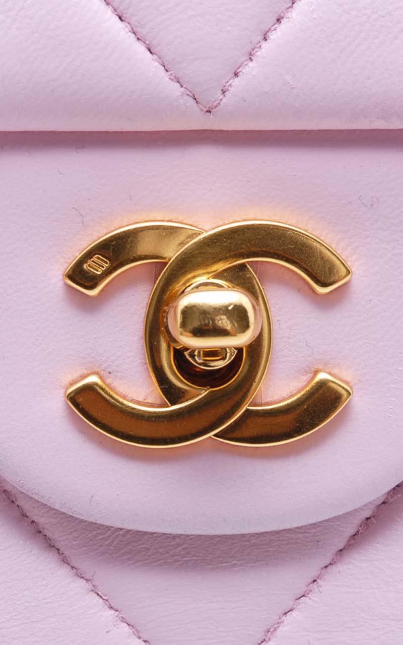 Chanel Timeless Chevron medium handbag in Baby Pink Leather and gold hardware 5