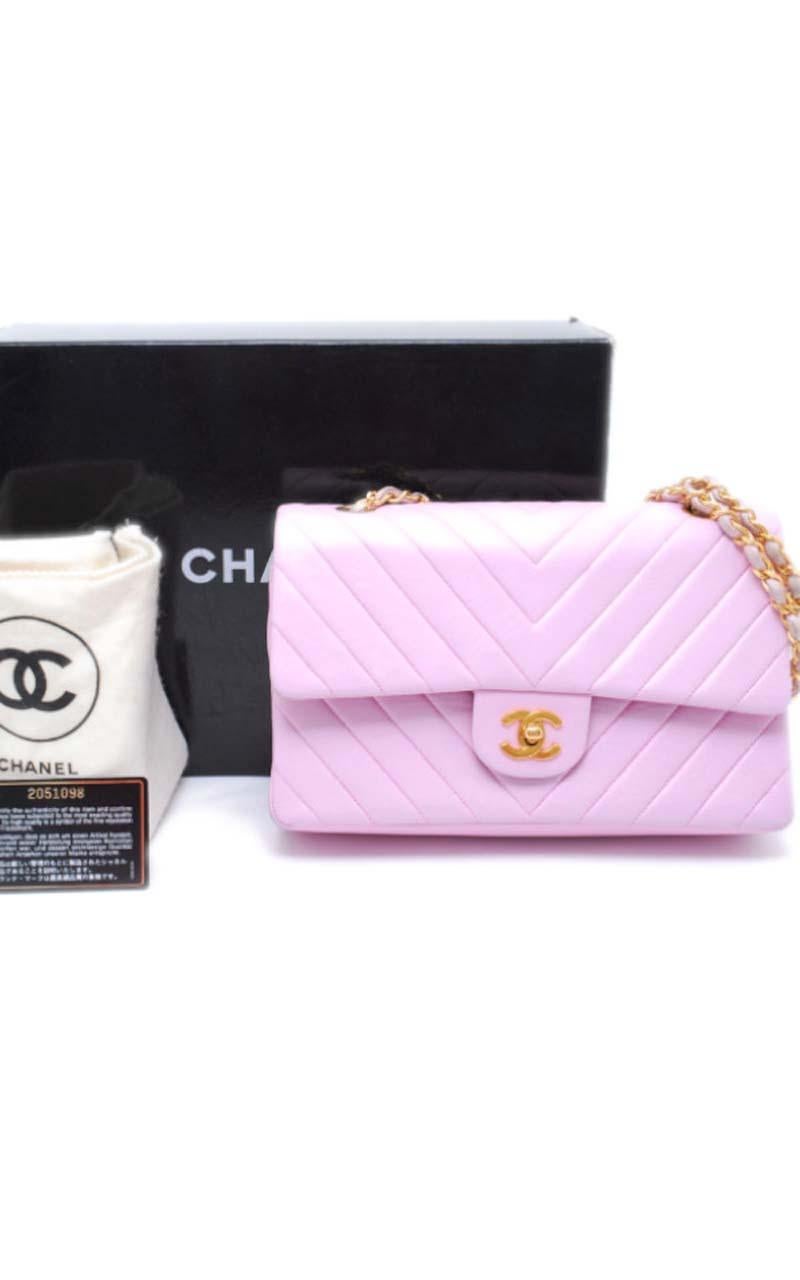 Chanel Timeless medium handbag in Baby Pink Leather and gold hardware
Pattern : Chevron
Dimensions
Height: 17cm
Depth: 7cm
Length: 25cm
Place of Origin: France
Material Notes :Quilted Lambskin Leather
Condition: Good
Wear consistent with age and