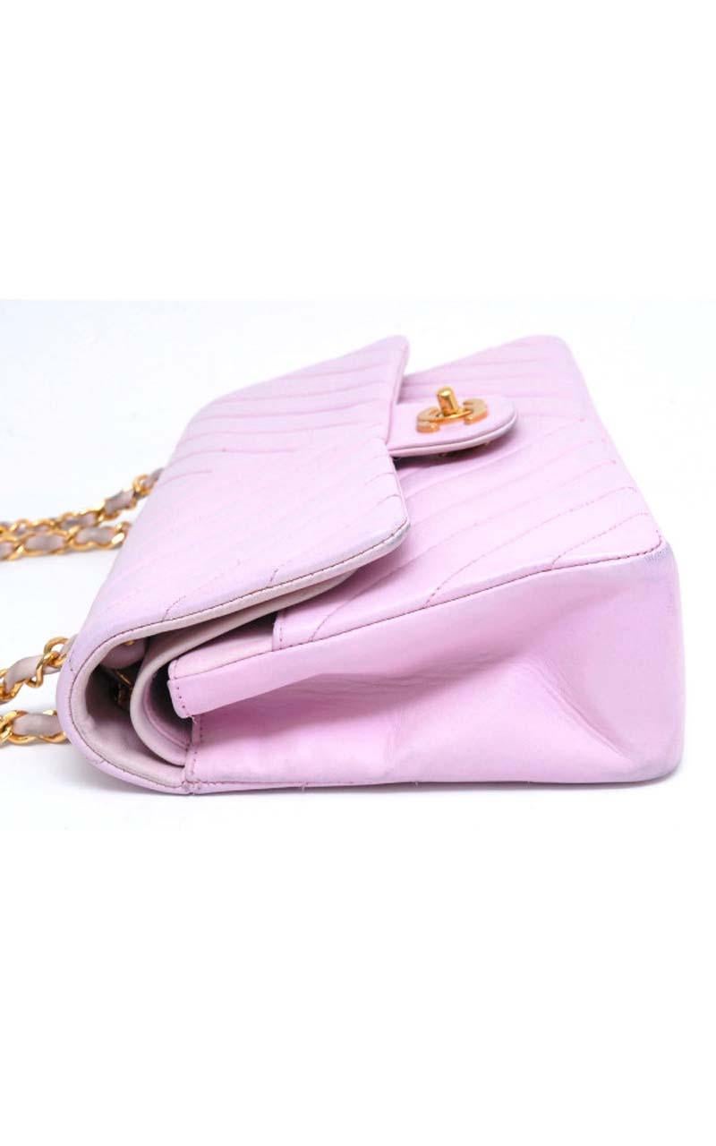 Chanel Timeless Chevron medium handbag in Baby Pink Leather and gold hardware In Good Condition In Paris, FR