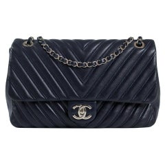 CHANEL Timeless chevron Shoulder bag in Blue Leather