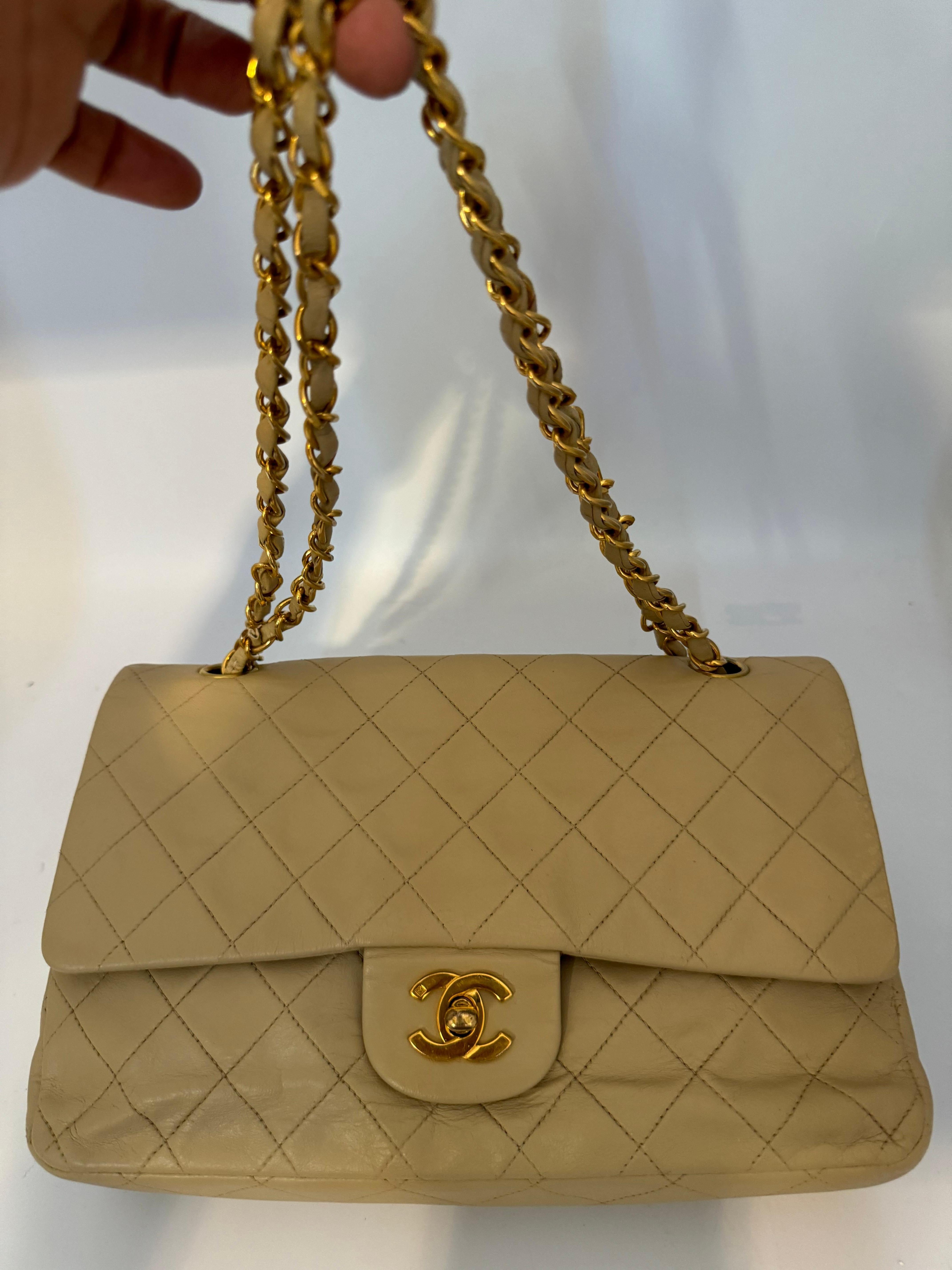 Chanel Timeless/Classic double Flap shoulder bag in beige quilted lambskin, CC logo, Vintage
Chanel Shoulder Bag
Pre owned
Vintage
Comes with original Chanel dust bag and Box
Neutrals Leather, Beige
Interlocking CC Logo & Quilted Pattern
Gold-Tone