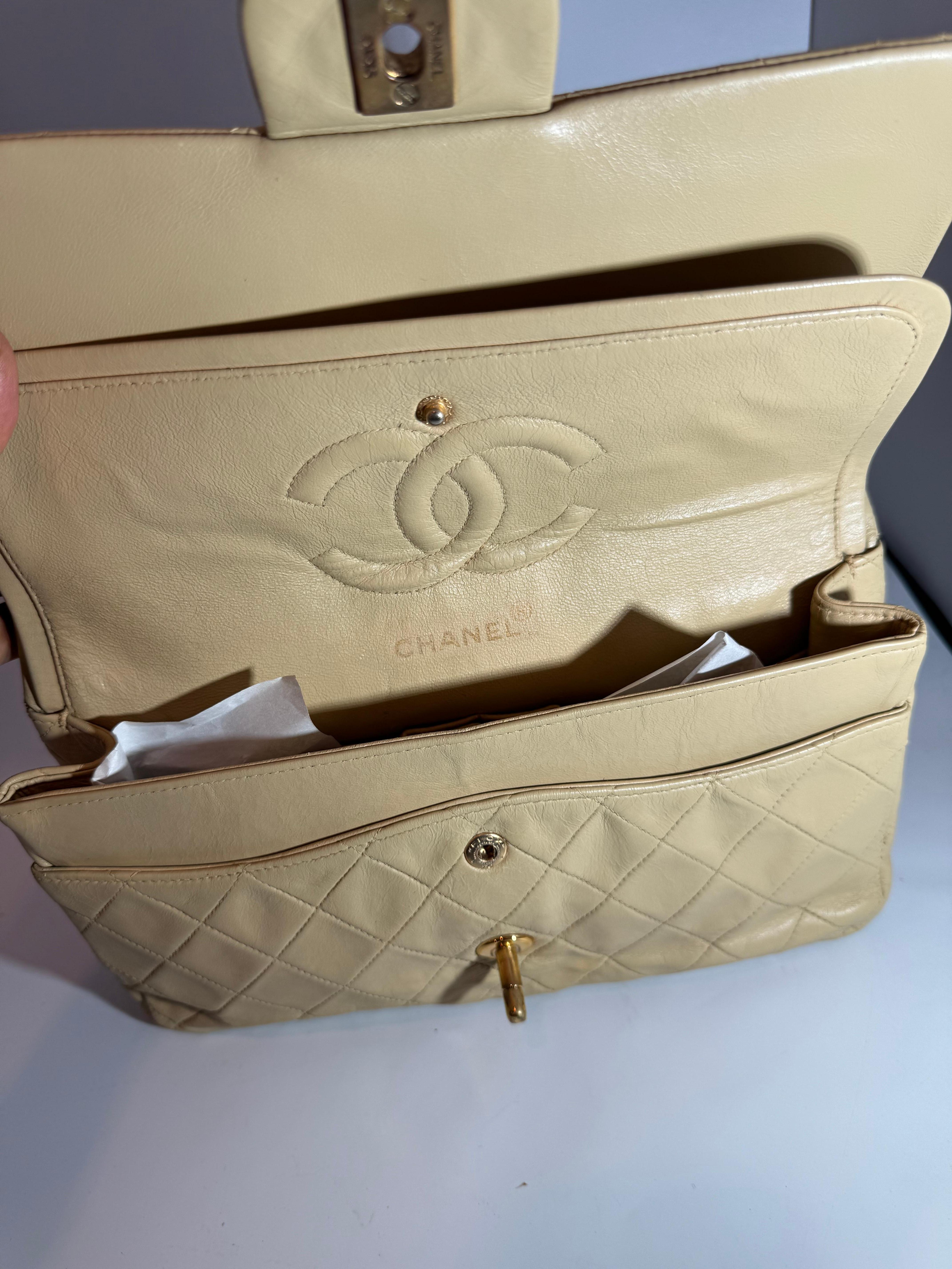 Chanel Timeless/Classic double Flap shoulder bag in beige , CC Logo, Vintage In Good Condition For Sale In New York, NY