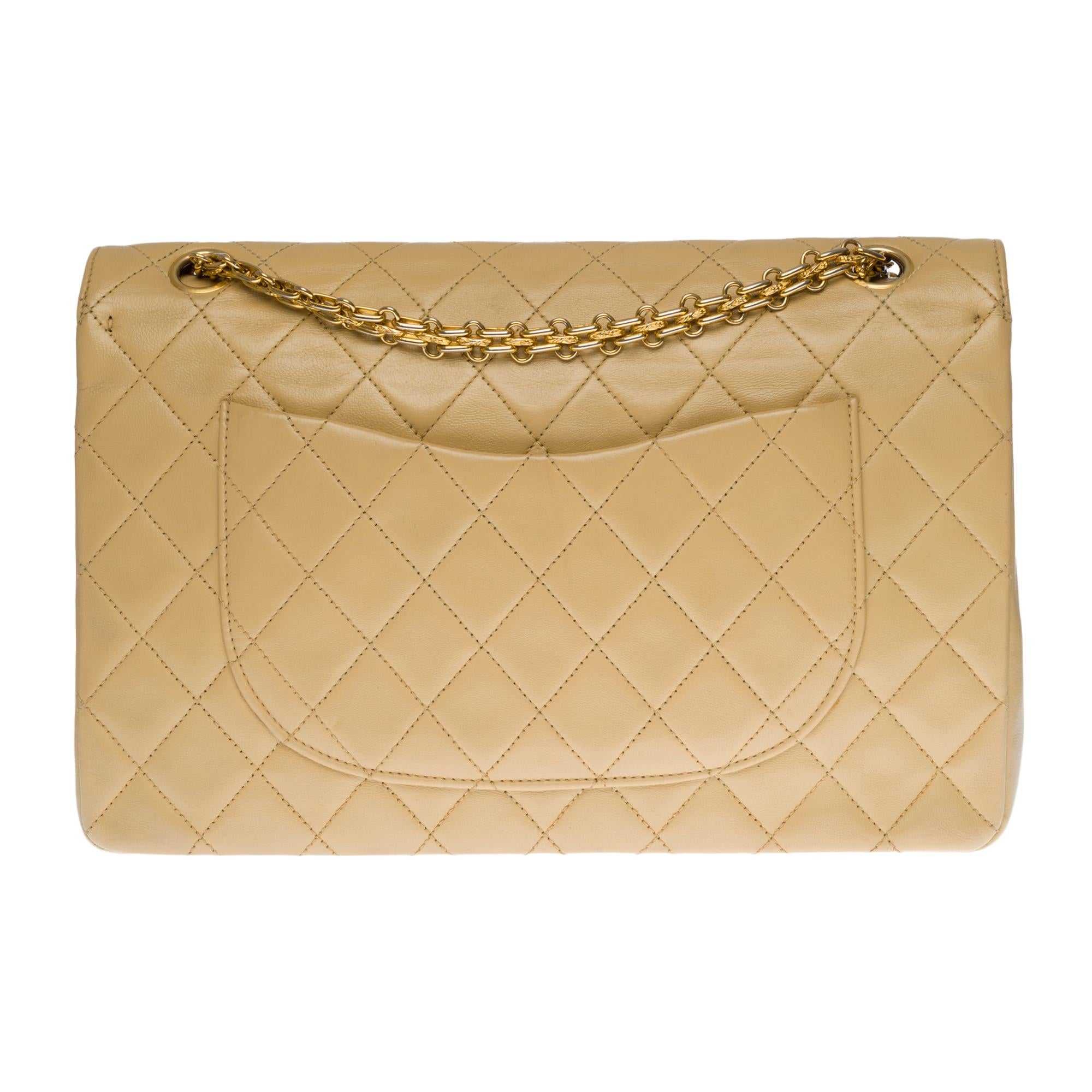 Beautiful Chanel Timeless/Classique Coco handbag with double flap in beige quilted lambskin leather, gold metal hardware, a Mademoiselle chain handle in gold metal allowing a hand or shoulder support.

Closure with gold metal flap.
A patch pocket on
