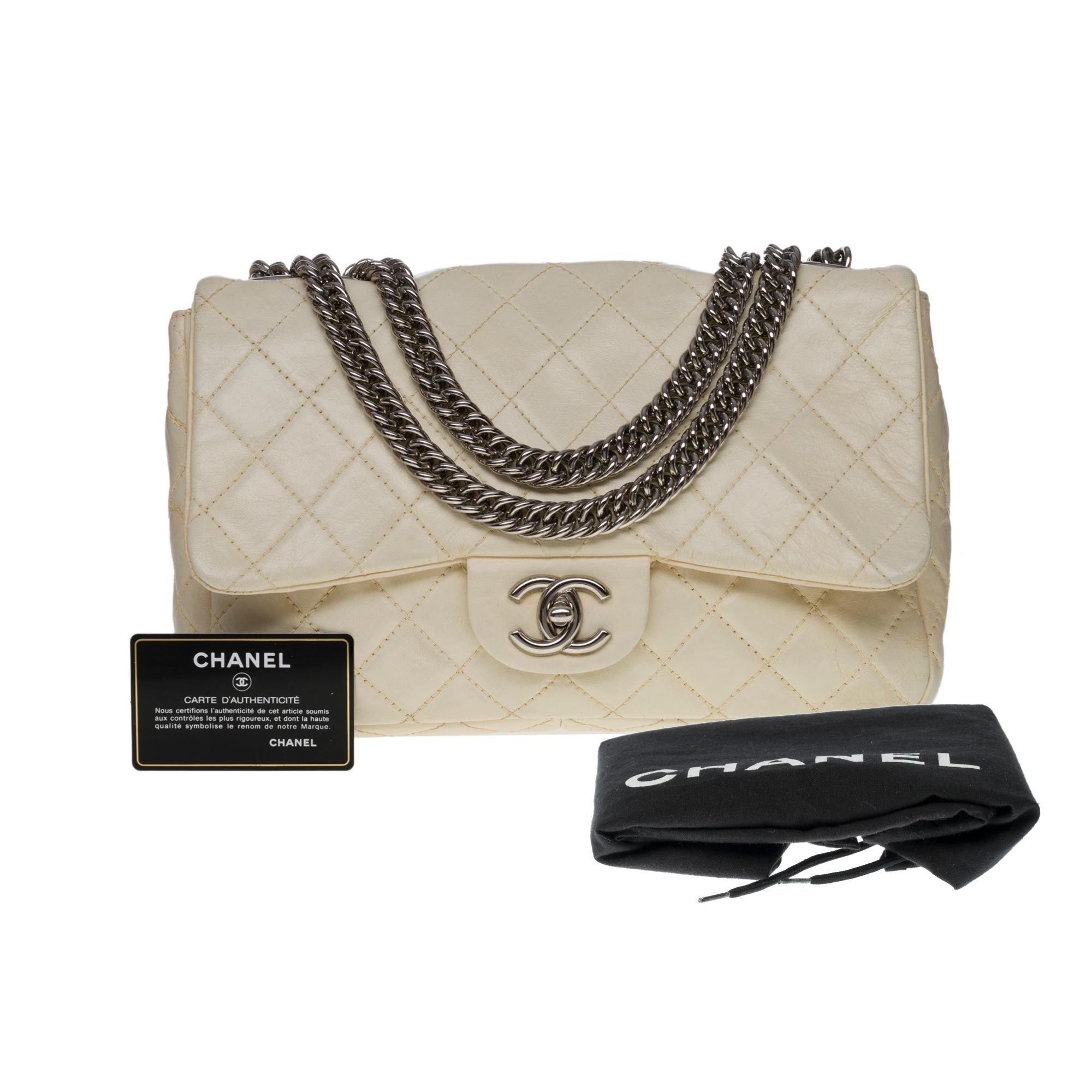 Chanel Timeless/Classic double Flap shoulder bag in Beige quilted lambskin, SHW 3