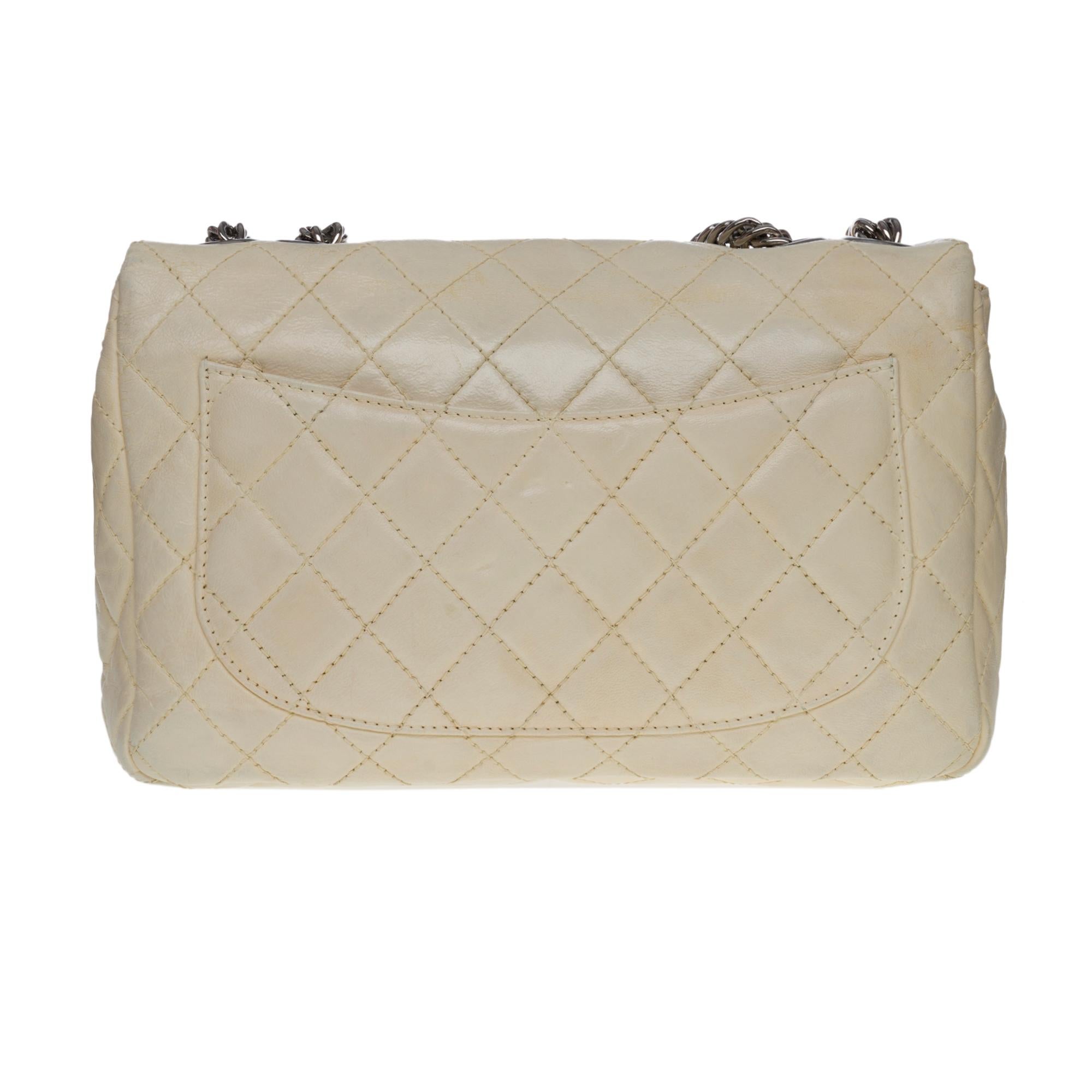 Stunning and Rare Chanel Timeless/Classique double flap shoulder bag in beige quilted lambskin leather (egg shell), silver-plated metal hardware, silver-plated metal snake chain allowing a hand, shoulder or cross carry
Flap closure, silver CC logo