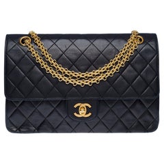 Chanel Timeless/Classic Umhängetasche mit doppeltem Überschlag in Schwarz Lammfell , GHW
