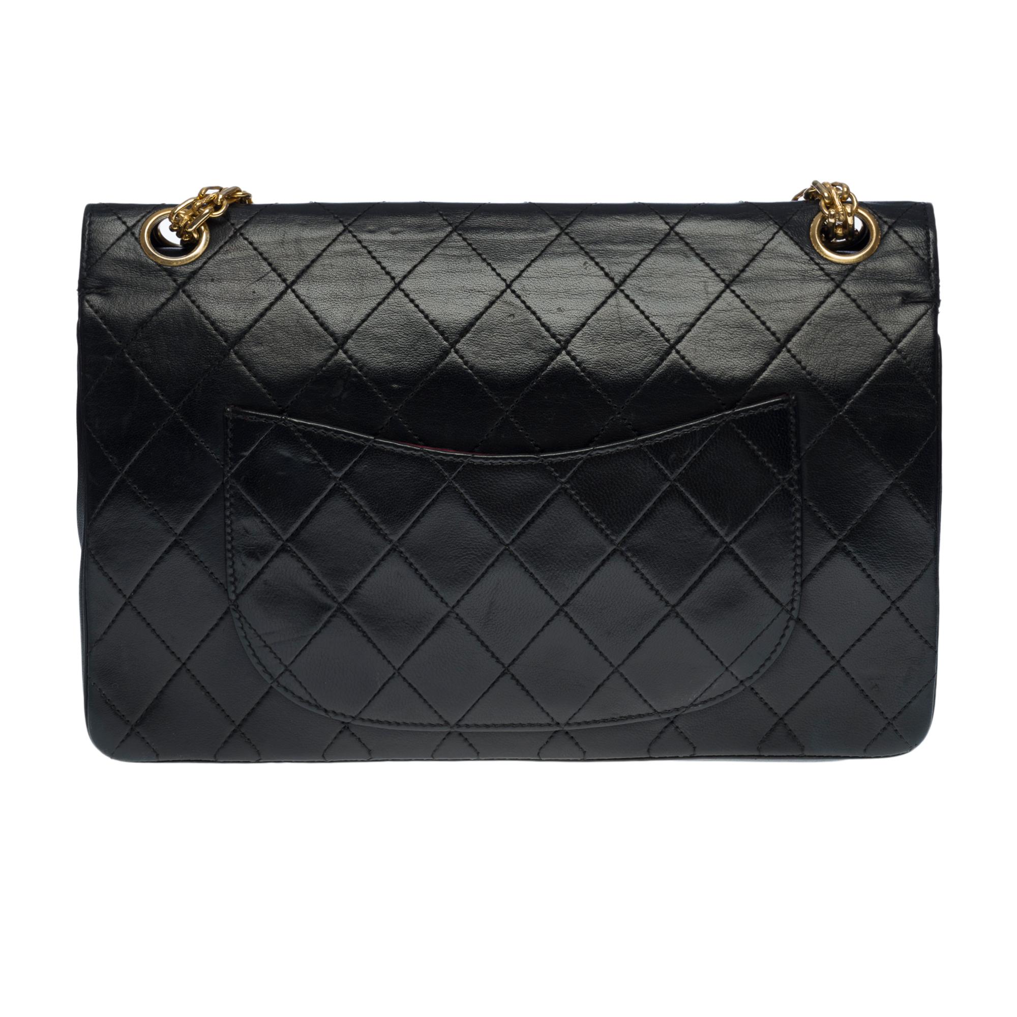 Sublime Chanel Timeless/Classic medium shoulder bag in black quilted lambskin leather, gold-tone metal hardware, a gold-tone metal chain Mademoiselle allowing a shoulder support
Backpack pocket
Flap closure, gold-plated CC Mademoiselle clasp
Double
