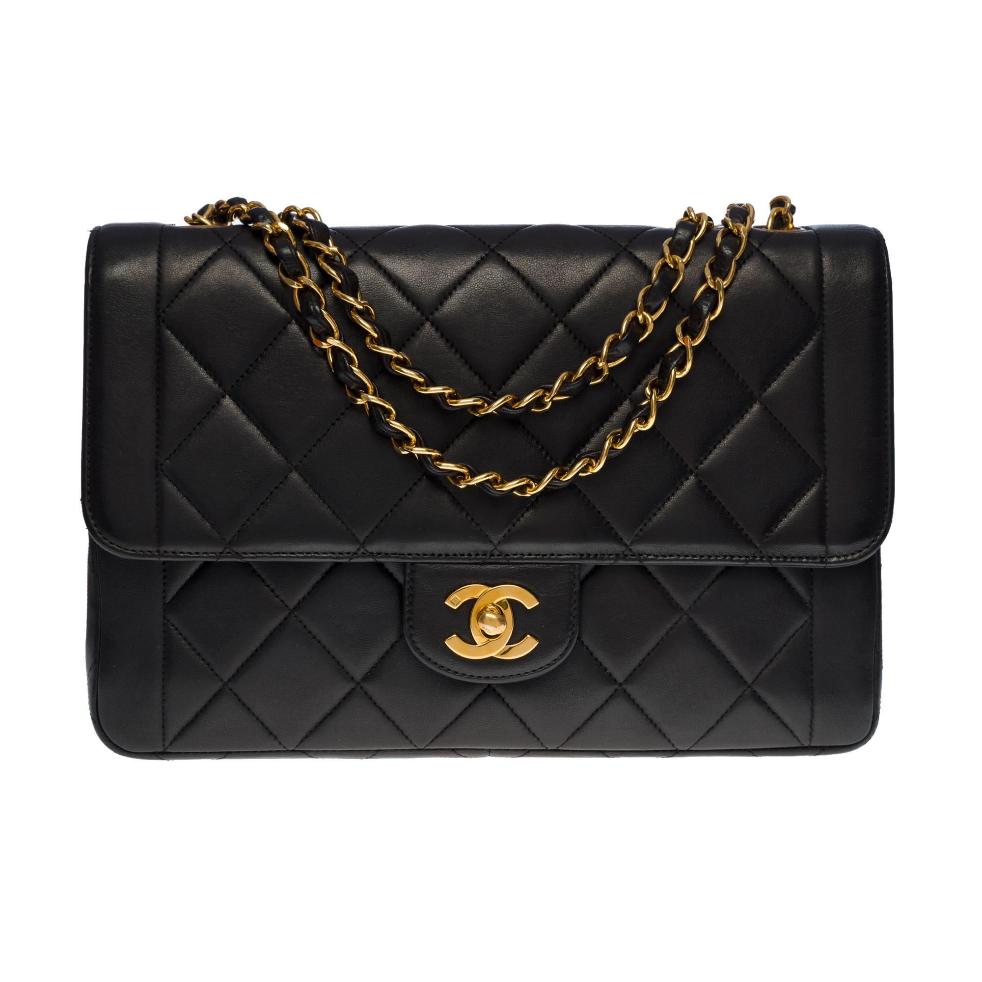 Amazing Chanel Timeless/Classic single flap shoulder bag in black quilted lambskin, gold-plated metal hardware, a gold-plated metal chain handle interwoven with black leather for a hand, shoulder or crossbody support

Gold metal flap closure
A patch