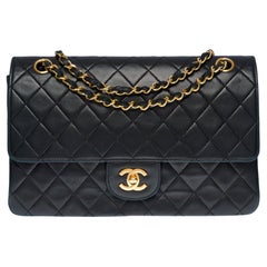 Chanel Timeless/klassische Umhängetasche mit doppelter Klappe aus schwarzem gestepptem Lammfell, GHW