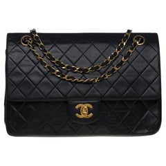 Borsa a tracolla Chanel Timeless/Classic con doppia patta in pelle d'agnello trapuntata nera, GHW