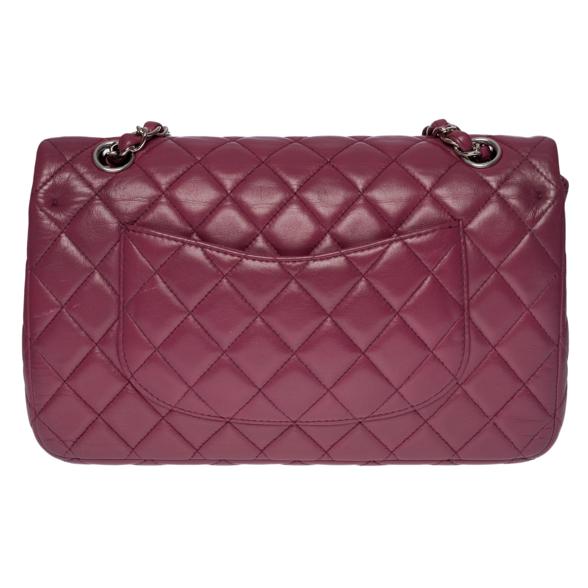 Stunning Chanel Timeless/Classic double flap shoulder bag in mauve quilted lamb leather, silver metal hardware, a silver metal chain handle interwoven with purple leather for a hand, shoulder and shoulder support

Silver metal flap closure
A patch