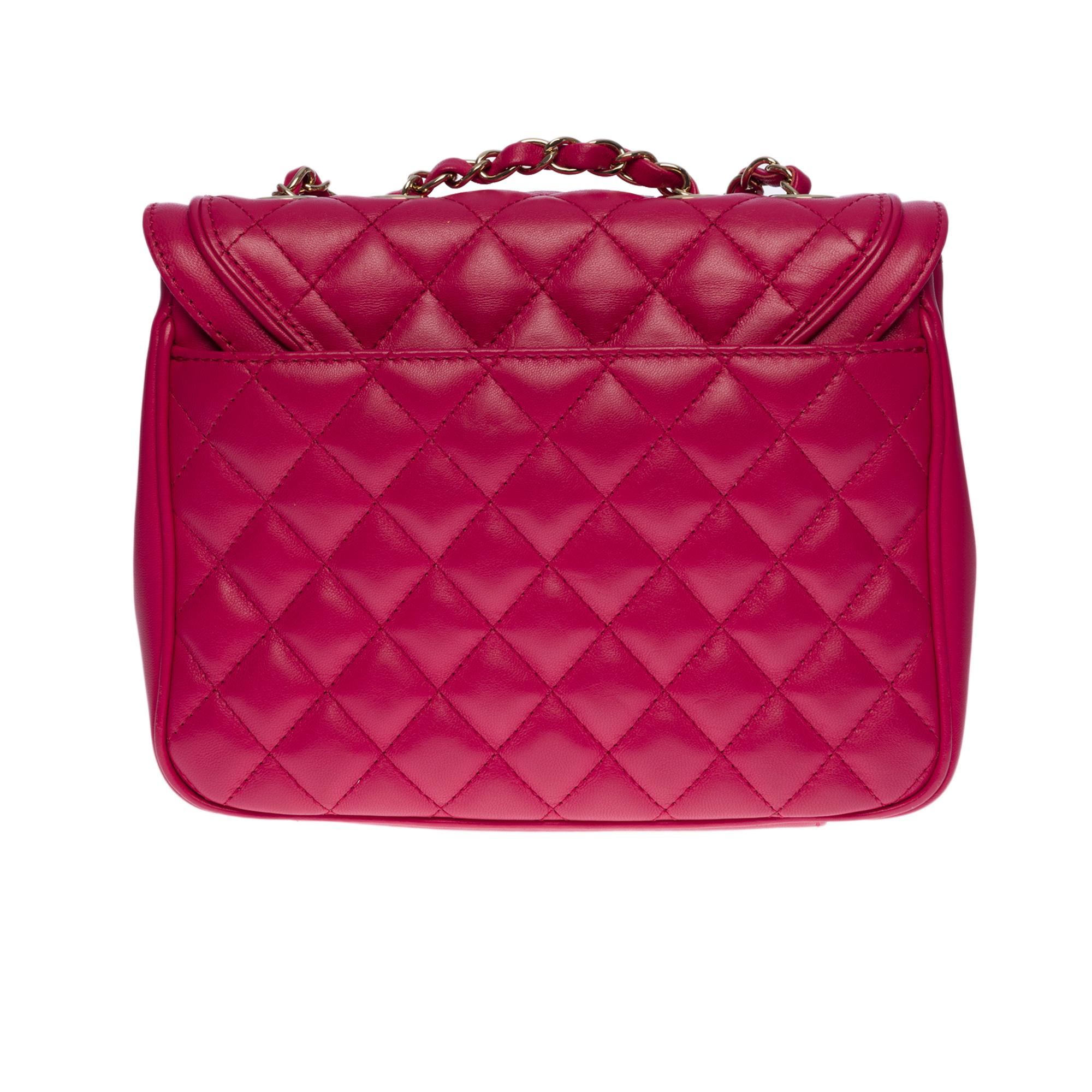 Stunning Chanel Classic shoulder flap bag in ruby pink quilted lambskin leather, champagne metal hardware, a champagne metal chain handle interlaced with ruby pink leather allowing a shoulder or shoulder strap
Fabric backpack pocket
Flap closure,