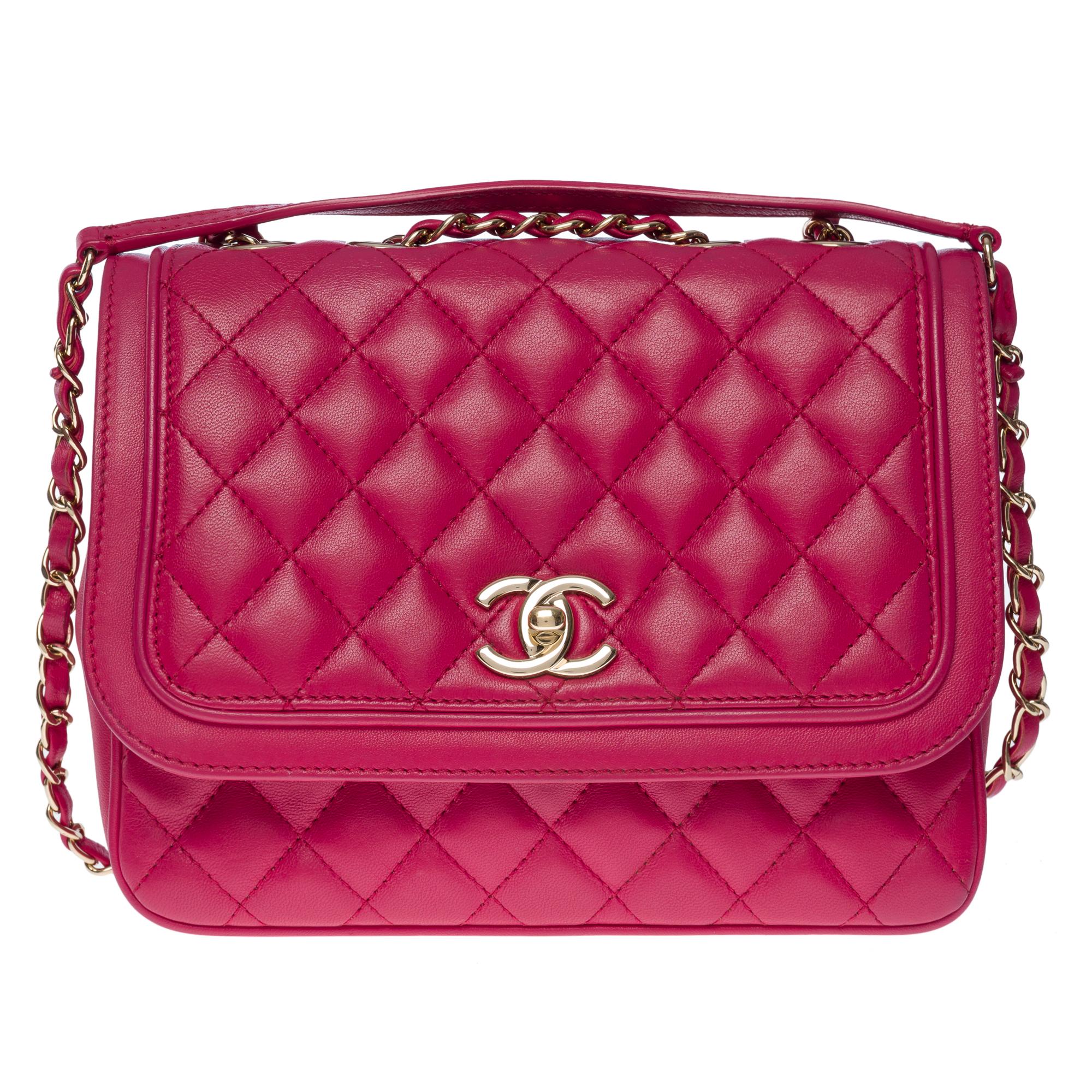 Very Gorgeous Chanel Classic shoulder flap bag in pink quilted lambskin leather, champagne metal hardware, a champagne metal chain handle interlaced with ruby pink leather for a shoulder or crossbody

Fabric patch pocket on back of bag
Flap closure,
