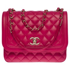 Chanel Zeitlose/klassizistische Umhängetasche mit doppelter Klappe aus rosa gestepptem Lammfell, CHW