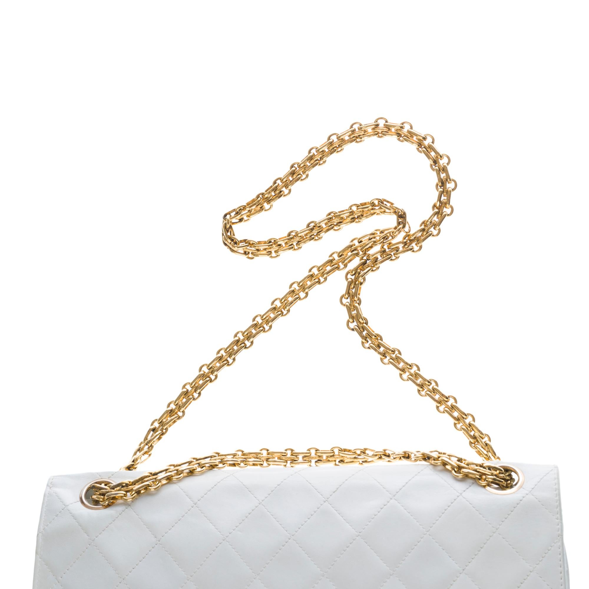 Chanel Timeless/Classic double Flap shoulder bag in white quilted lambskin, GHW In Good Condition In Paris, IDF