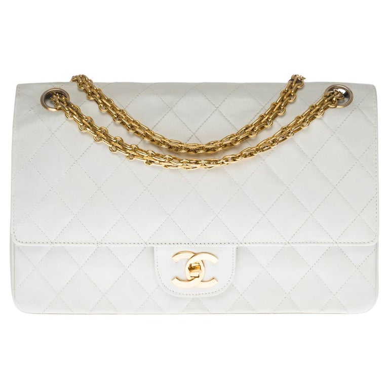 Chanel Timeless/Classic double Flap shoulder bag in white quilted