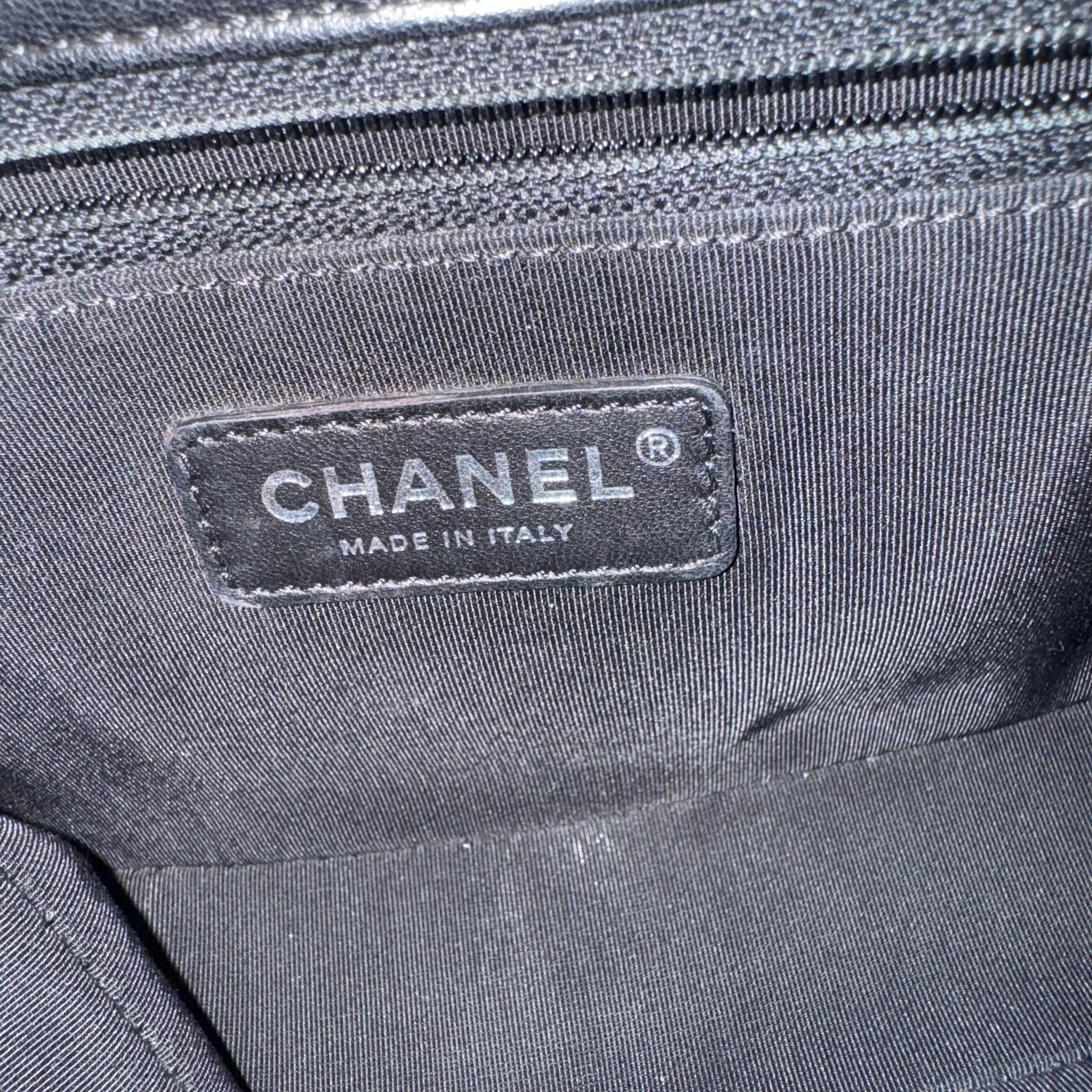 Chanel Timeless Classic Flap Lammfell Plexiglas Gesteppt Medium Cuba Farbe Schwarz im Angebot 7