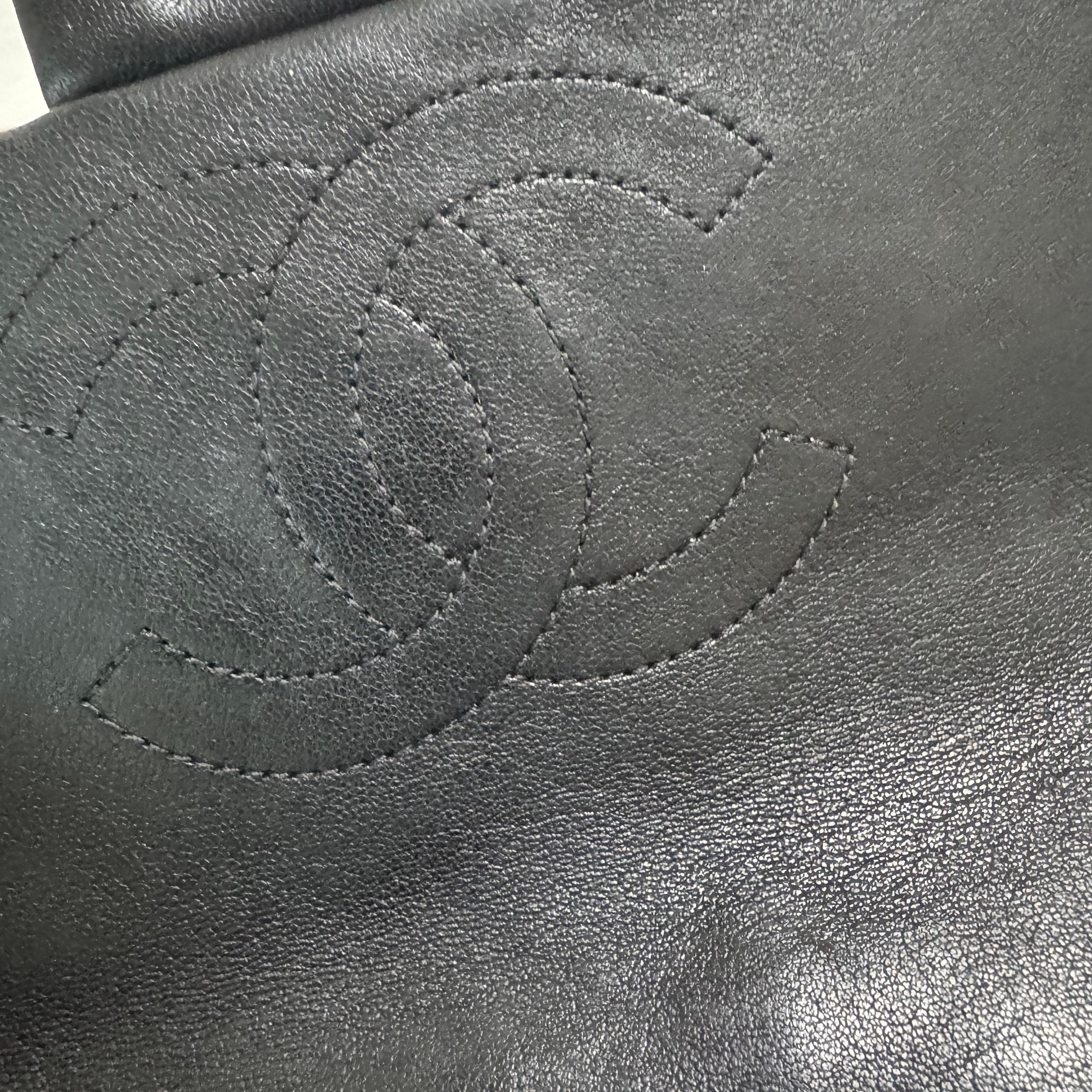 Chanel Timeless Classic Flap Lammfell Plexiglas Gesteppt Medium Cuba Farbe Schwarz im Angebot 4