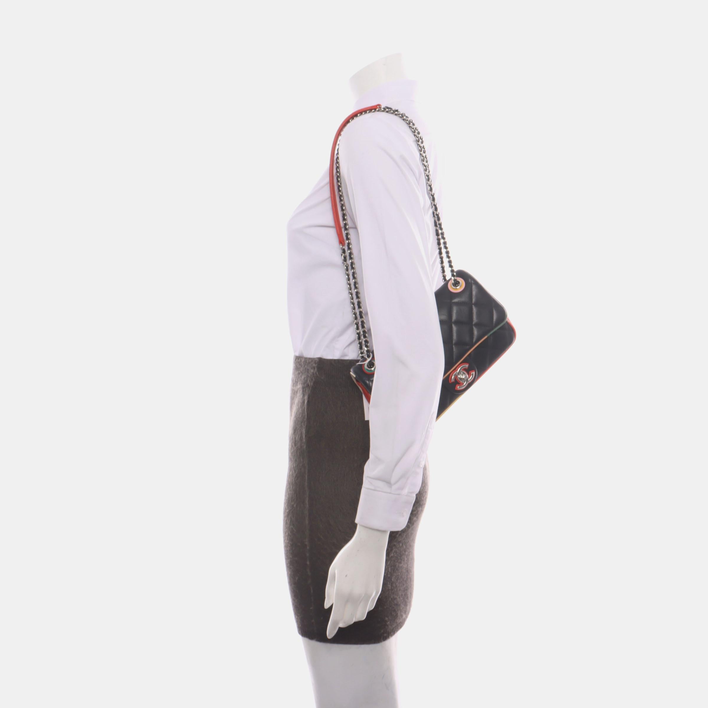 ÉTAT : TRÈS BON ÉTAT

Ce sac Chanel authentique est en très bon état d'origine. Légers frottements sur les coins, les bords et les coins du rabat. Légers plis sur le cuir, quelques rayures sur la quincaillerie. Etat original. 

DÉTAILS 

Circa