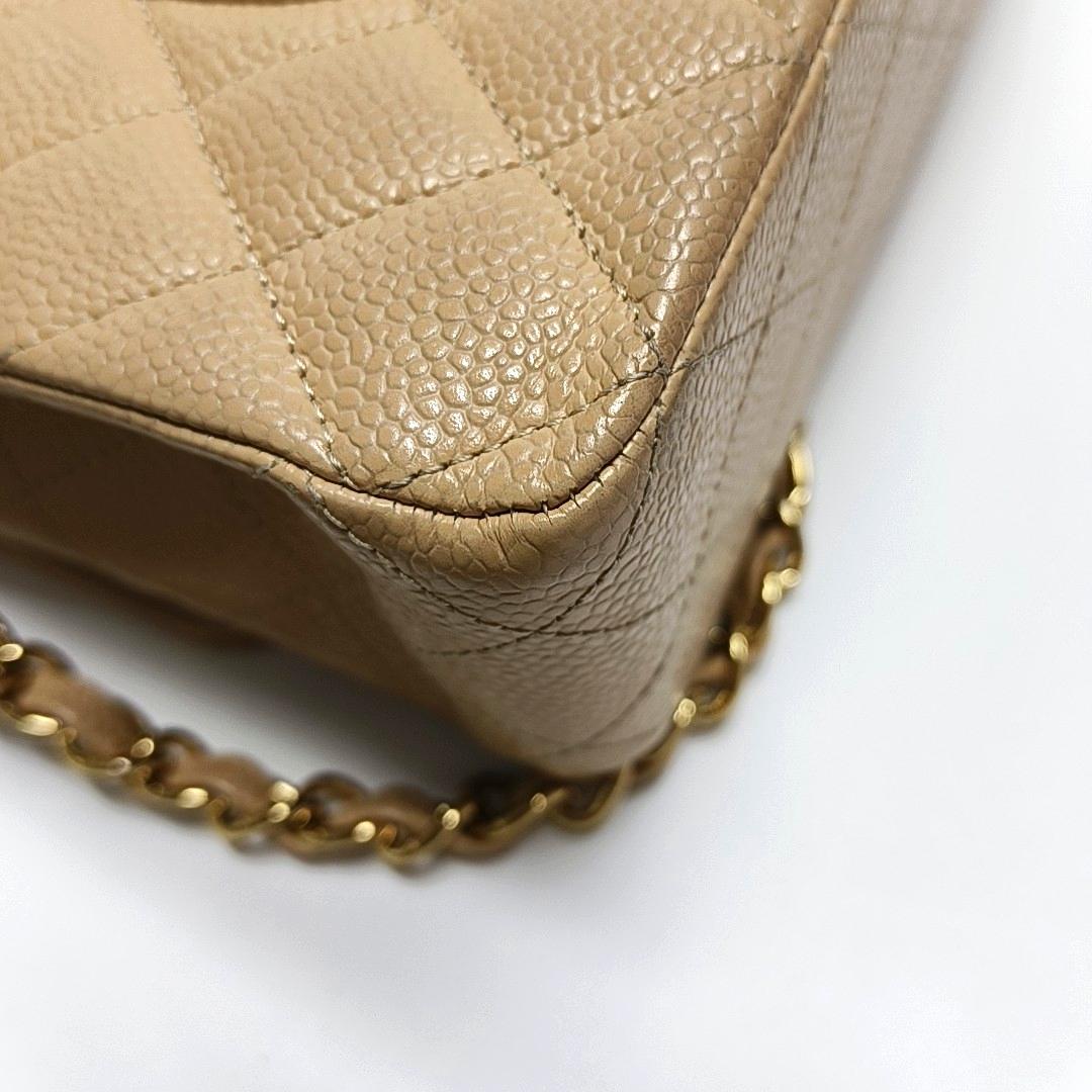 Chanel Timeless Classic Flap Medium Beige Caviar Leather Gold Hardware en vente 5