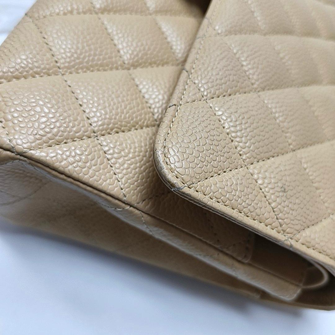 Chanel Timeless Classic Flap Medium Beige Caviar Leather Gold Hardware en vente 7