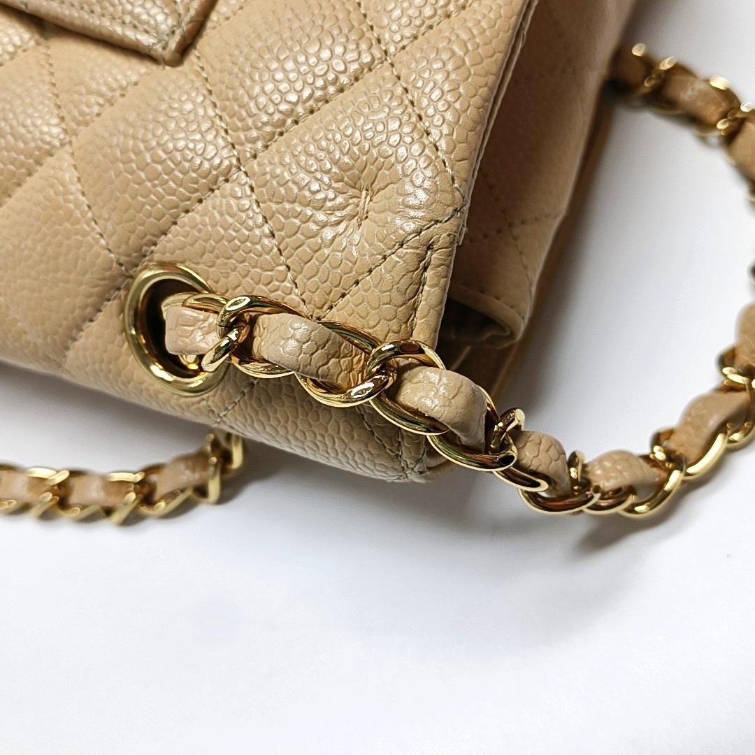 Chanel Timeless Classic Flap Medium Beige Caviar Leather Gold Hardware en vente 8