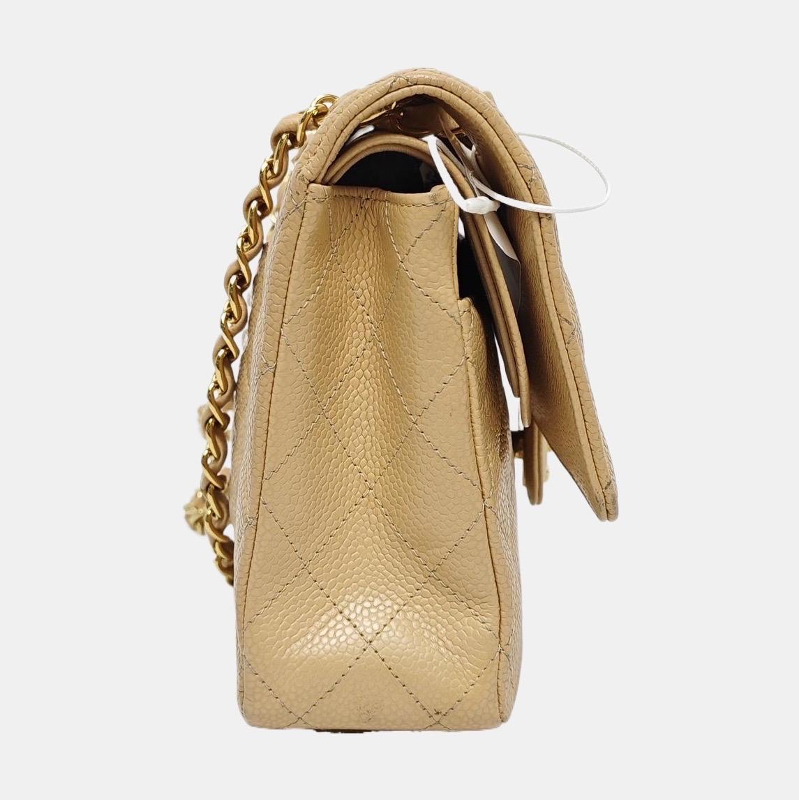 Chanel Timeless Classic Flap Medium Beige Caviar Leather Gold Hardware en vente 11