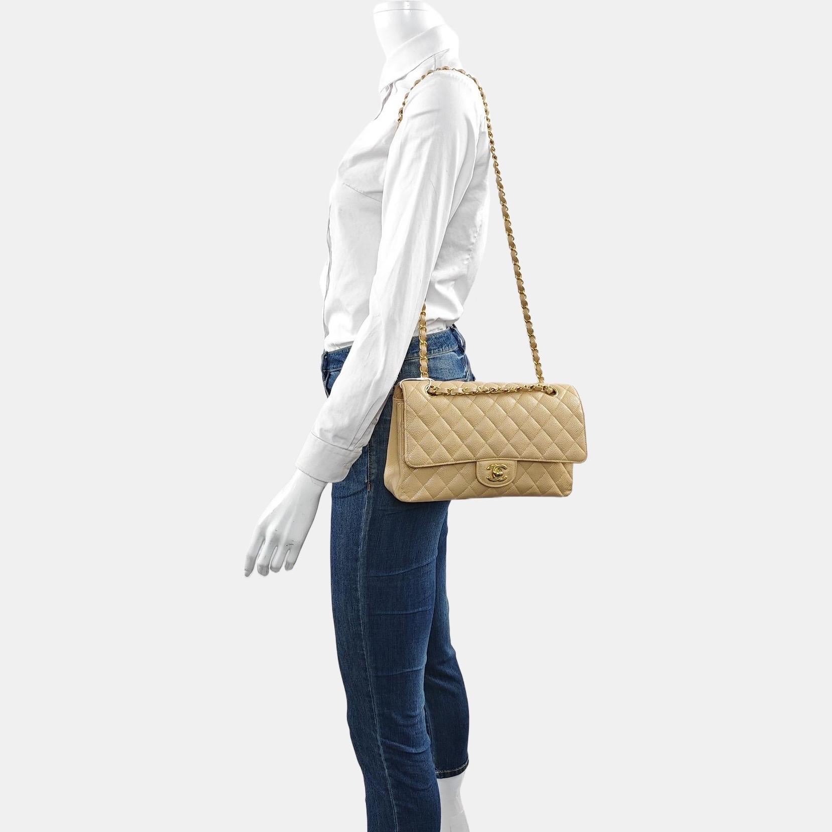 Chanel Timeless Classic Flap Medium Beige Caviar Leather Gold Hardware
Il s'agit de photos professionnelles du sac offert par Luxbags.
Ce sac Chanel Classic Flap Vintage, unique en son genre, respire la sophistication et l'élégance intemporelle.