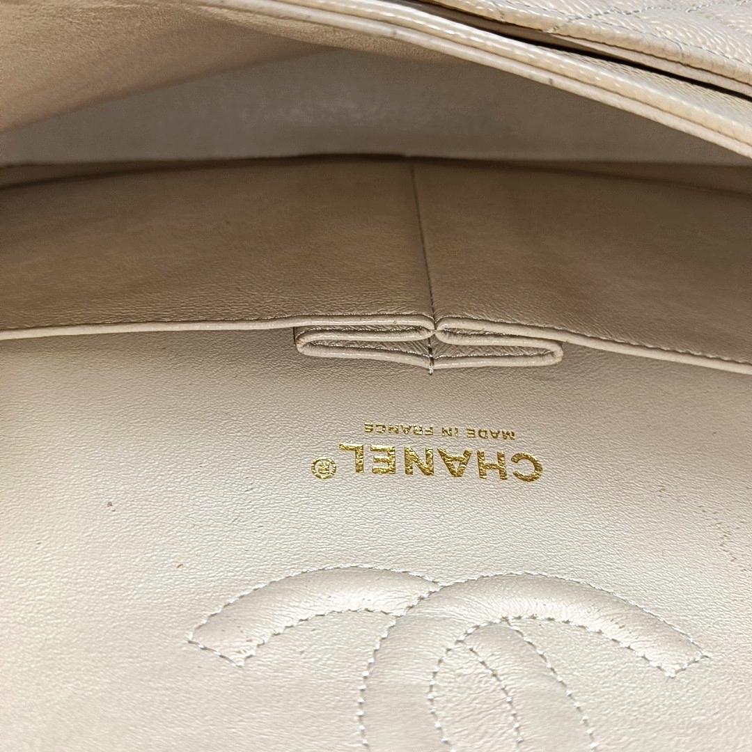 Chanel Timeless Classic Flap Medium Beige Caviar Leather Gold Hardware Pour femmes en vente