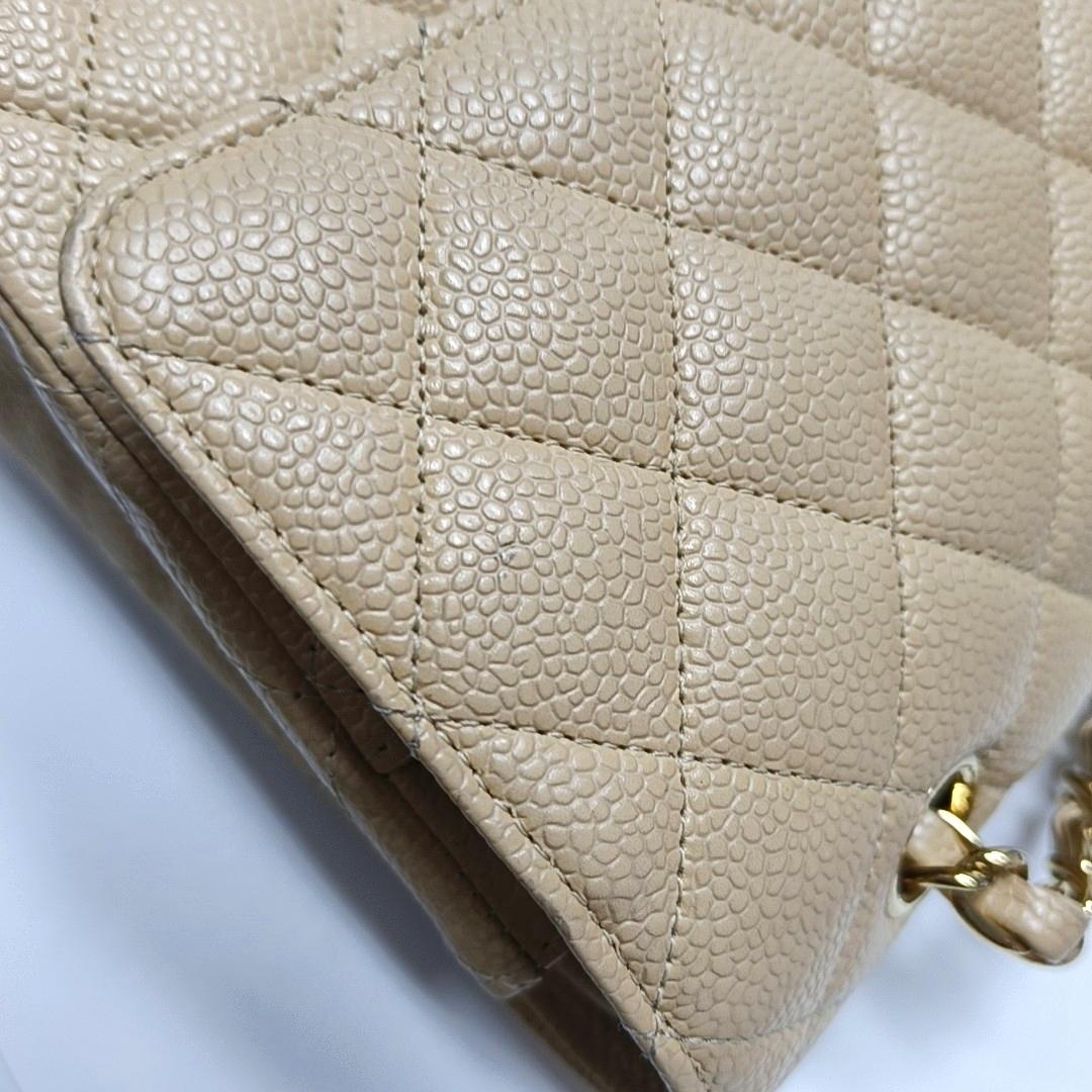Chanel Timeless Classic Flap Medium Beige Caviar Leather Gold Hardware en vente 1