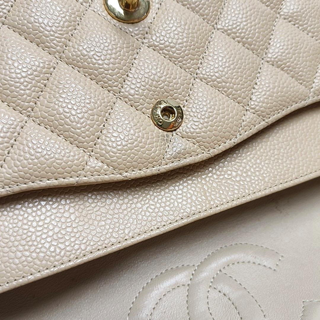 Chanel Timeless Classic Flap Medium Beige Caviar Leather Gold Hardware en vente 2