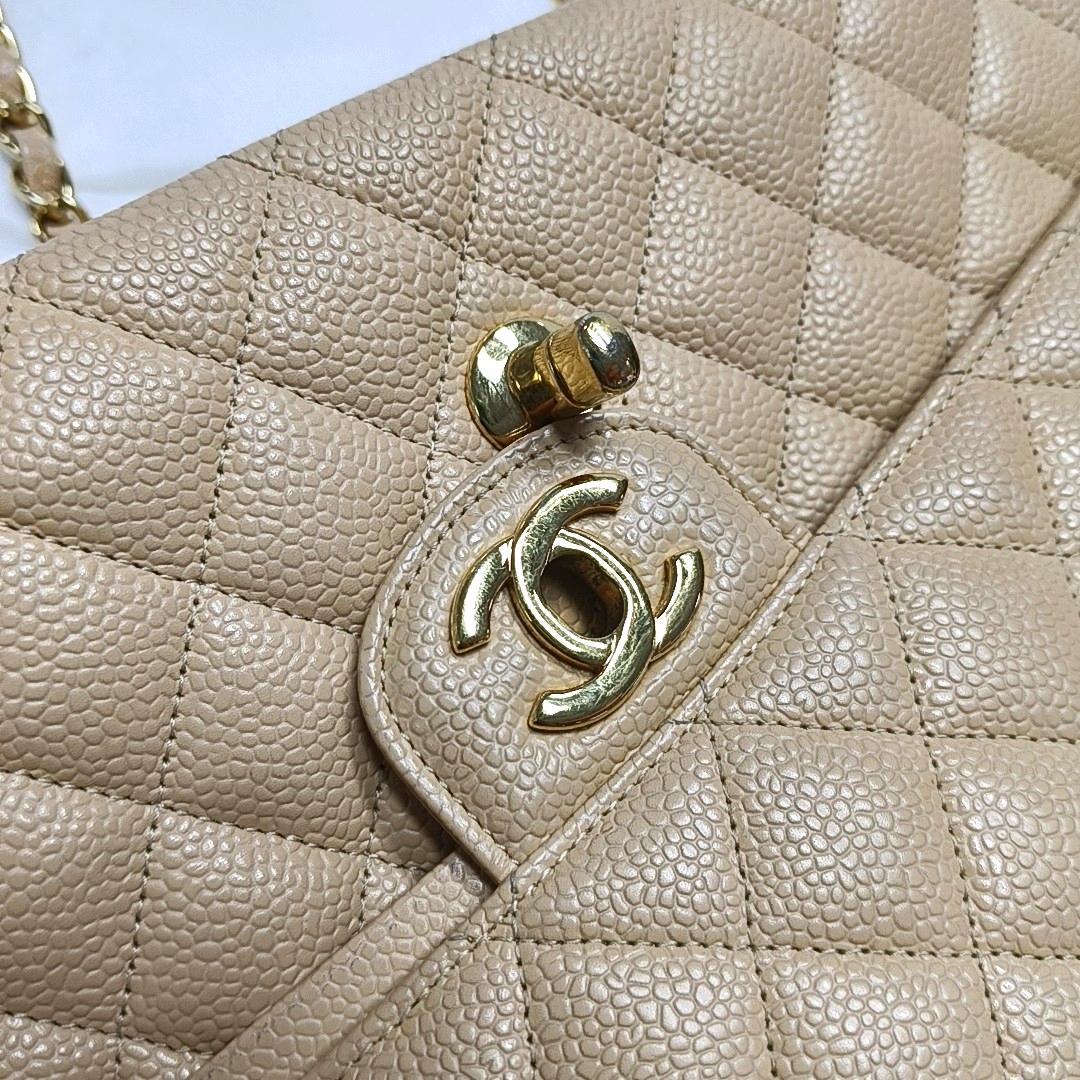 Chanel Timeless Classic Flap Medium Beige Caviar Leather Gold Hardware en vente 3