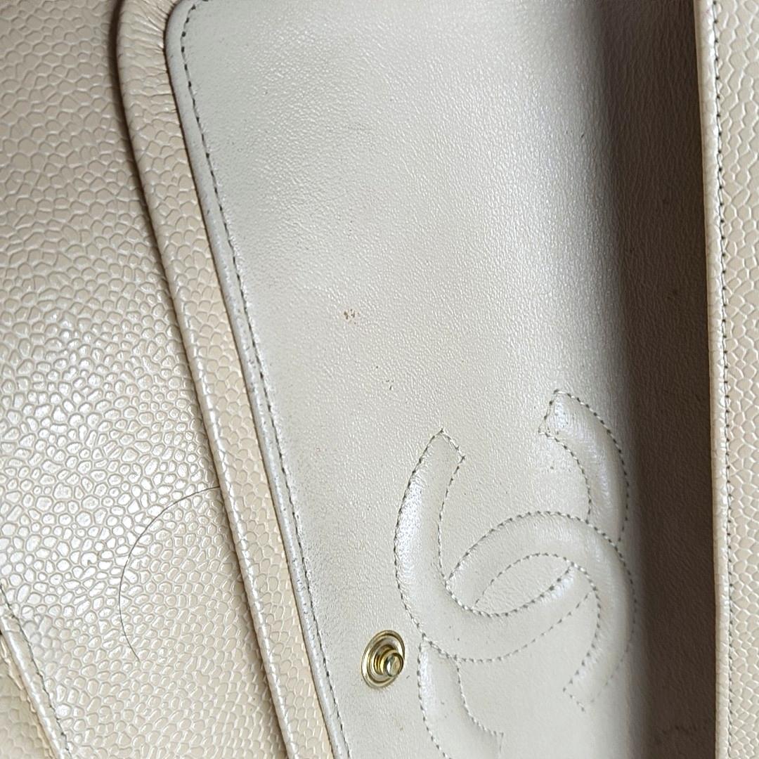 Chanel Timeless Classic Flap Medium Beige Caviar Leather Gold Hardware en vente 4