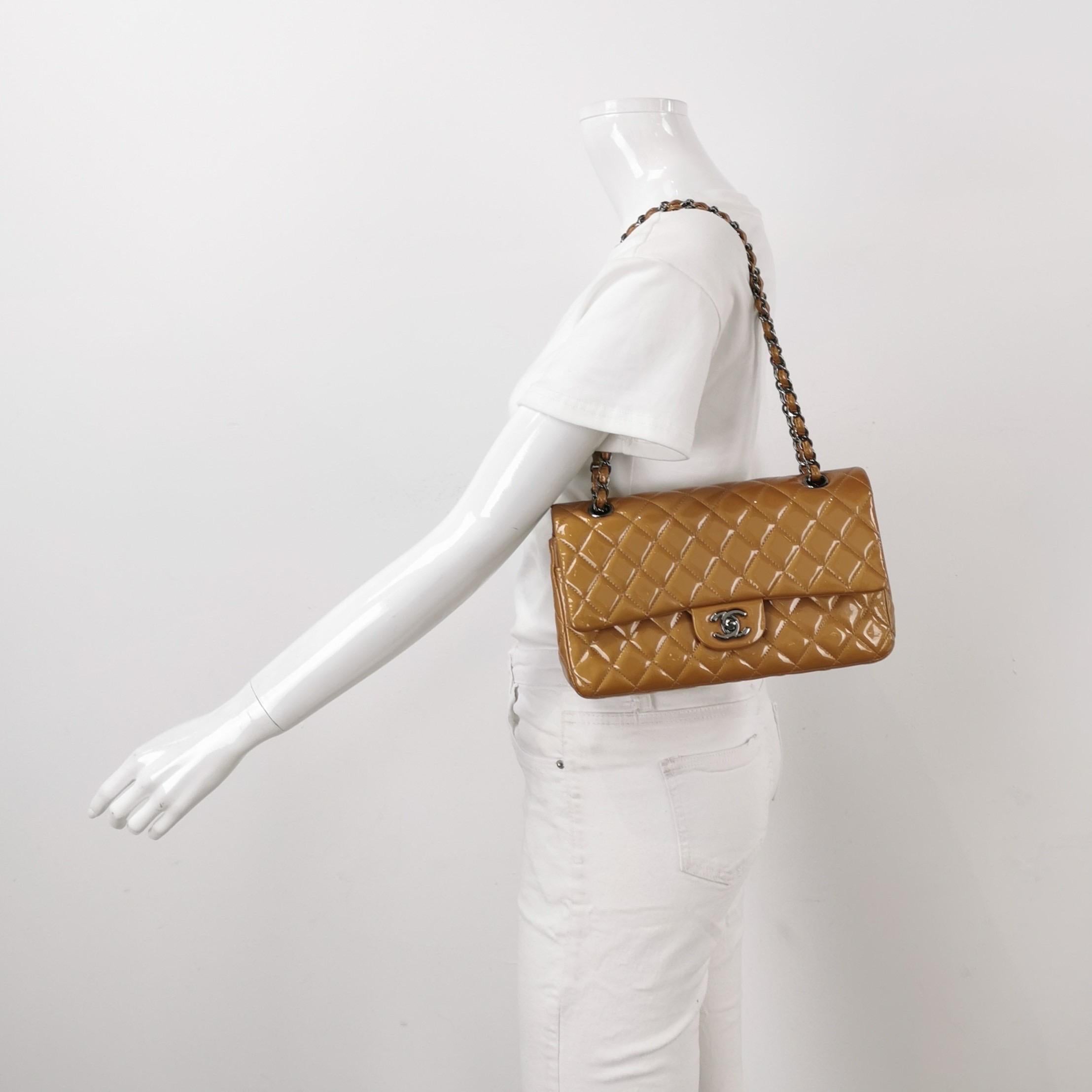 CONDITION: VERY GOOD CONDITION

This preloved authentic Chanel bag is in very good condition. Rubbing around the corners and flap. Scratches to the hardware. Scratches inside. Leather creases. Light color transfer. 

DETAILS 

Chanel
Timeless/