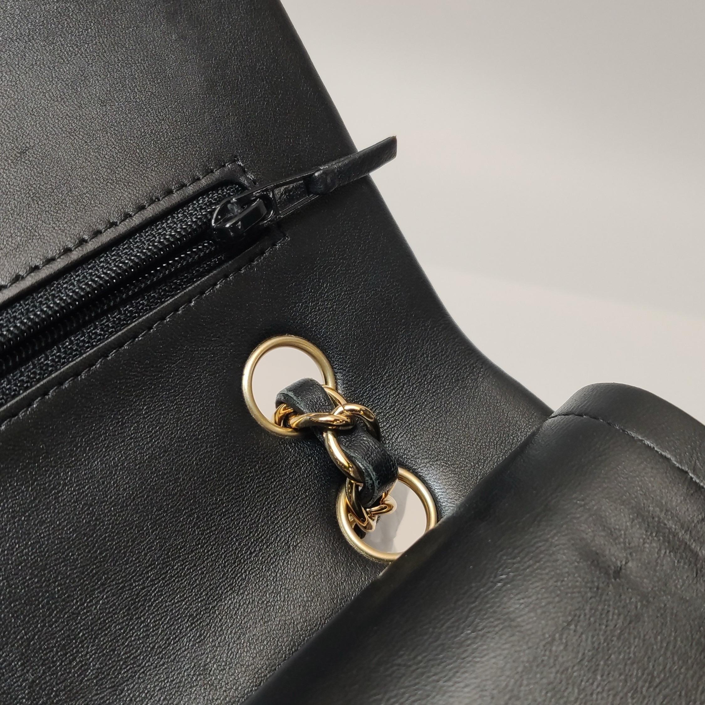 Chanel Timeless Classic Flap Medium Piel de cordero negra Herrajes dorados 2019 en venta 10