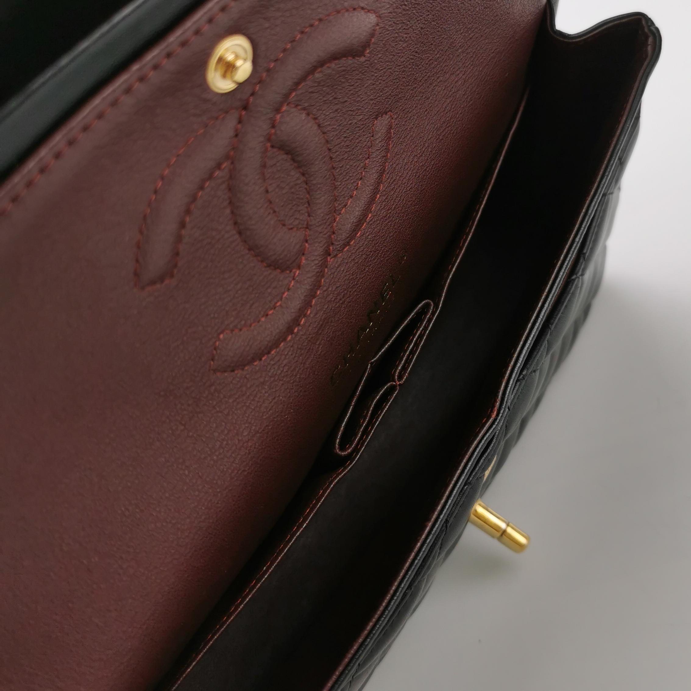 Chanel Timeless Classic Flap Medium Piel de cordero negra Herrajes dorados 2019 en venta 13