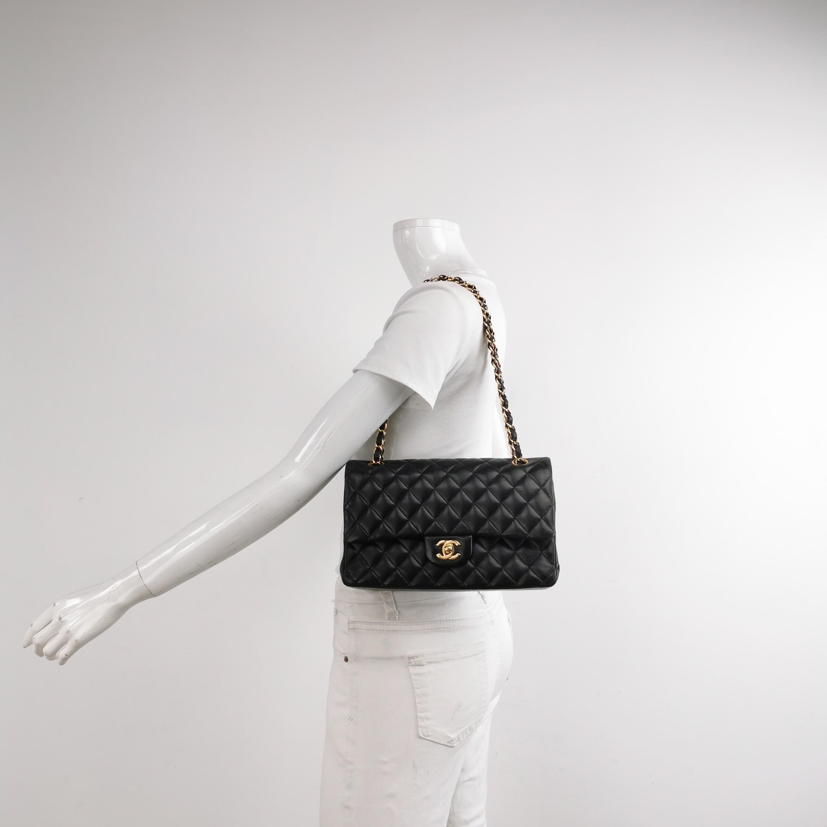 ESTADO: MUY BUENO

Este auténtico bolso Chanel usado está en muy buen estado. Ligeros roces en las esquinas y la solapa, los bordes y la correa. Arañazos en los herrajes y en el cuero interior. Ligeras arrugas en las líneas. 

DETALLES 

Circa