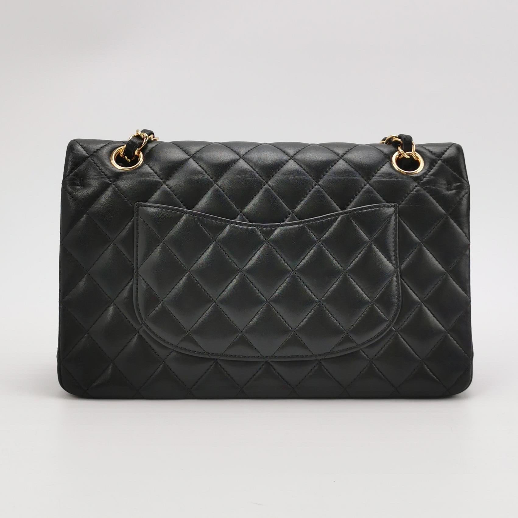 Chanel Timeless Classic Flap Medium Piel de cordero negra Herrajes dorados 2019 Negro en venta