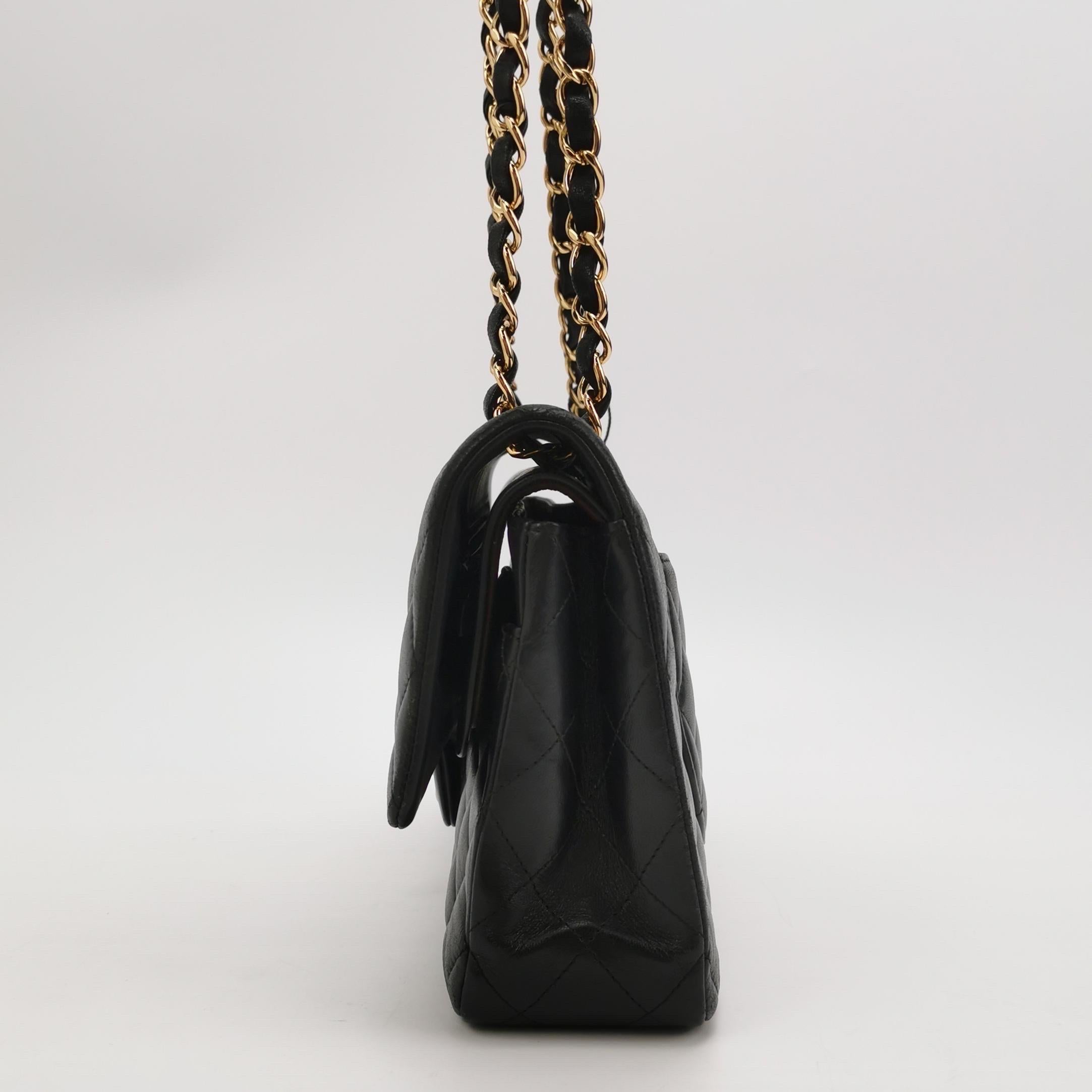 Chanel Timeless Classic Flap Medium Piel de cordero negra Herrajes dorados 2019 en Bueno estado para la venta en AUBERVILLIERS, FR