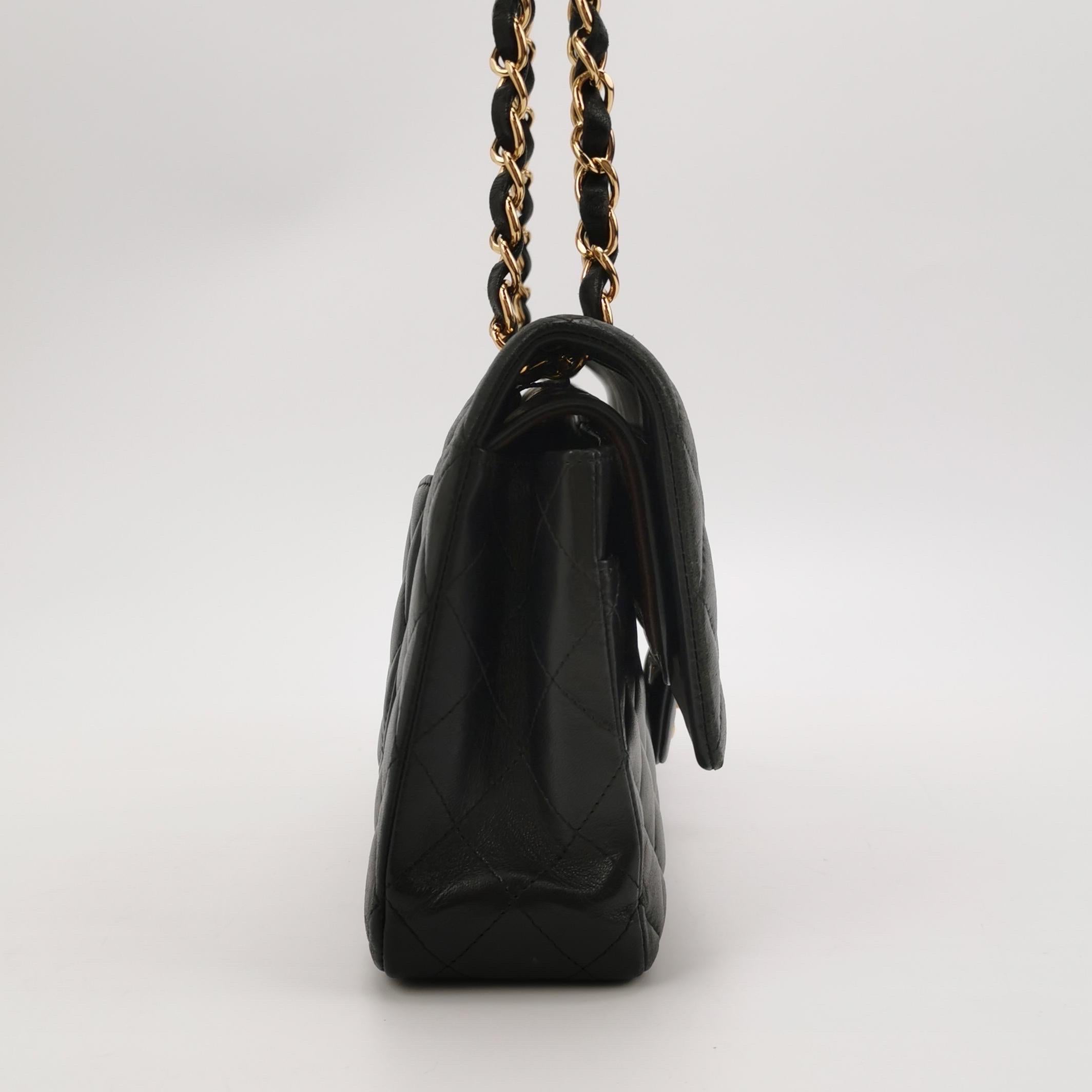 De las mujeres Chanel Timeless Classic Flap Medium Piel de cordero negra Herrajes dorados 2019 en venta