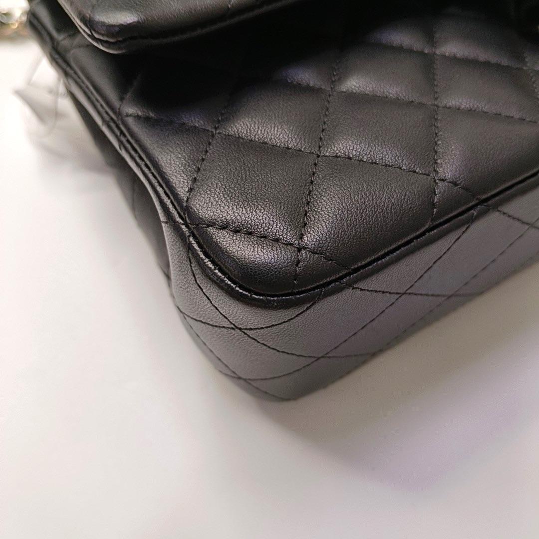 Chanel Timeless Classic Flap Medium Piel de cordero negra Herrajes dorados en venta 6