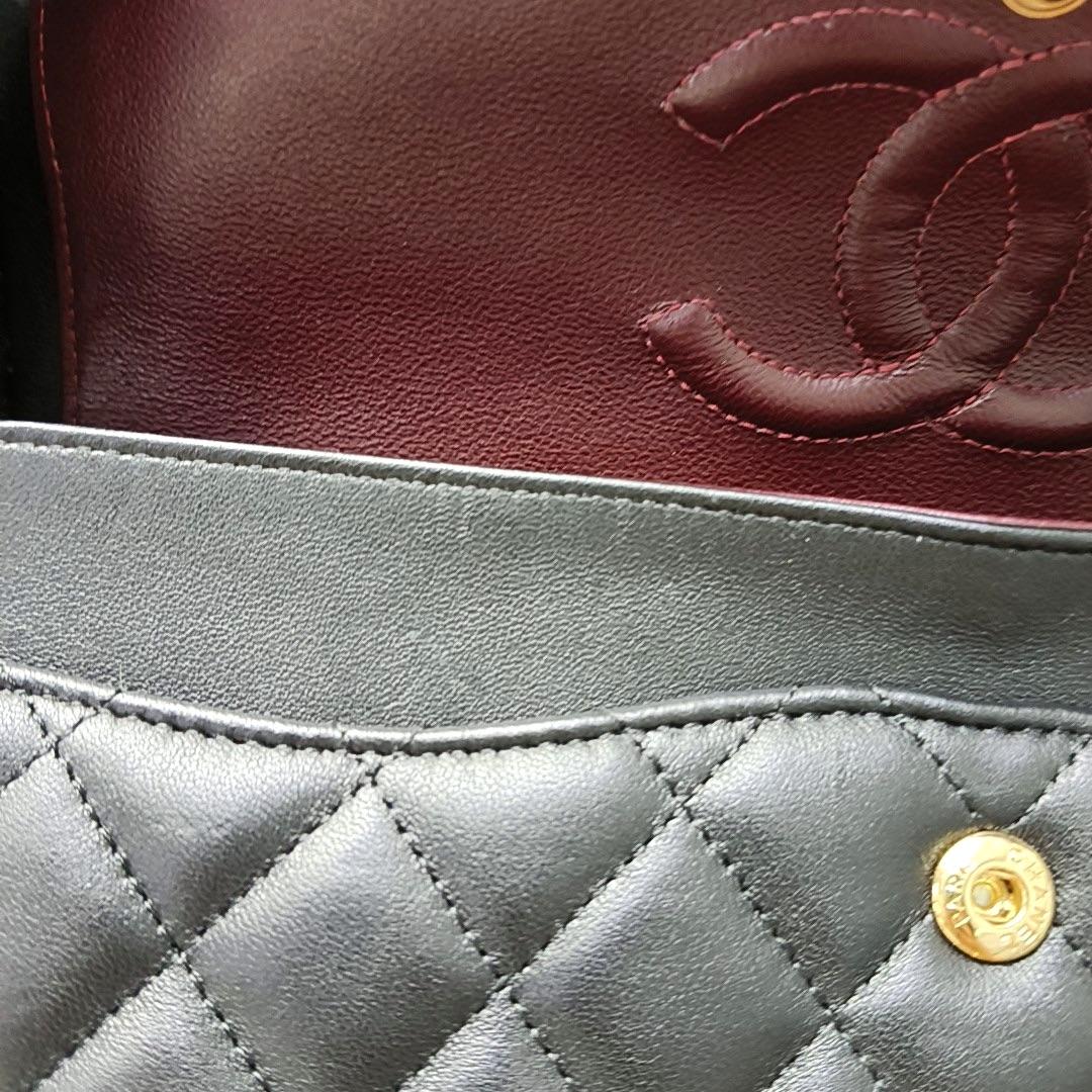 Chanel Timeless Classic Flap Medium Piel de cordero negra Herrajes dorados en venta 7