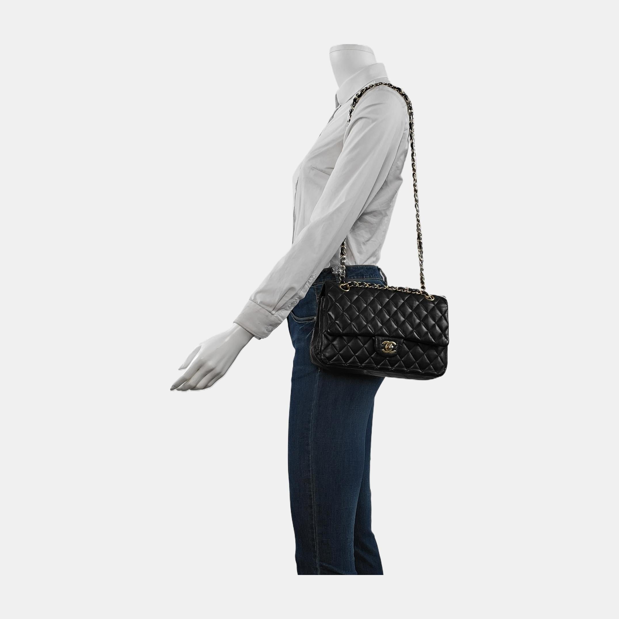 ÉTAT : BON

Ce sac Chanel authentique est en bon état. Les coins et le rabat sont modérément à fortement frottés. Rayures sur le matériel. Plis importants de la ligne. Les coins, les bords et le rabat ont été retouchés de manière
