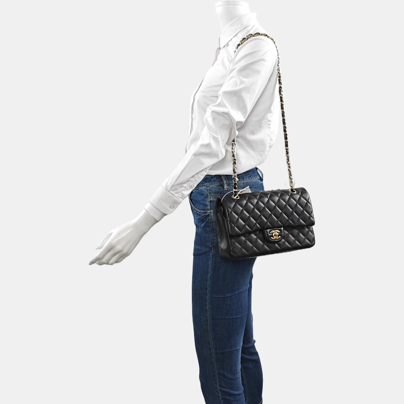 ESTADO: EXCELENTE

Este auténtico bolso Chanel usado está en excelentes condiciones. Ligeros roces en las esquinas y la solapa. Arañazos en los herrajes. Ligeras arrugas en las líneas. Las esquinas se retocaron profesionalmente.

DETALLES