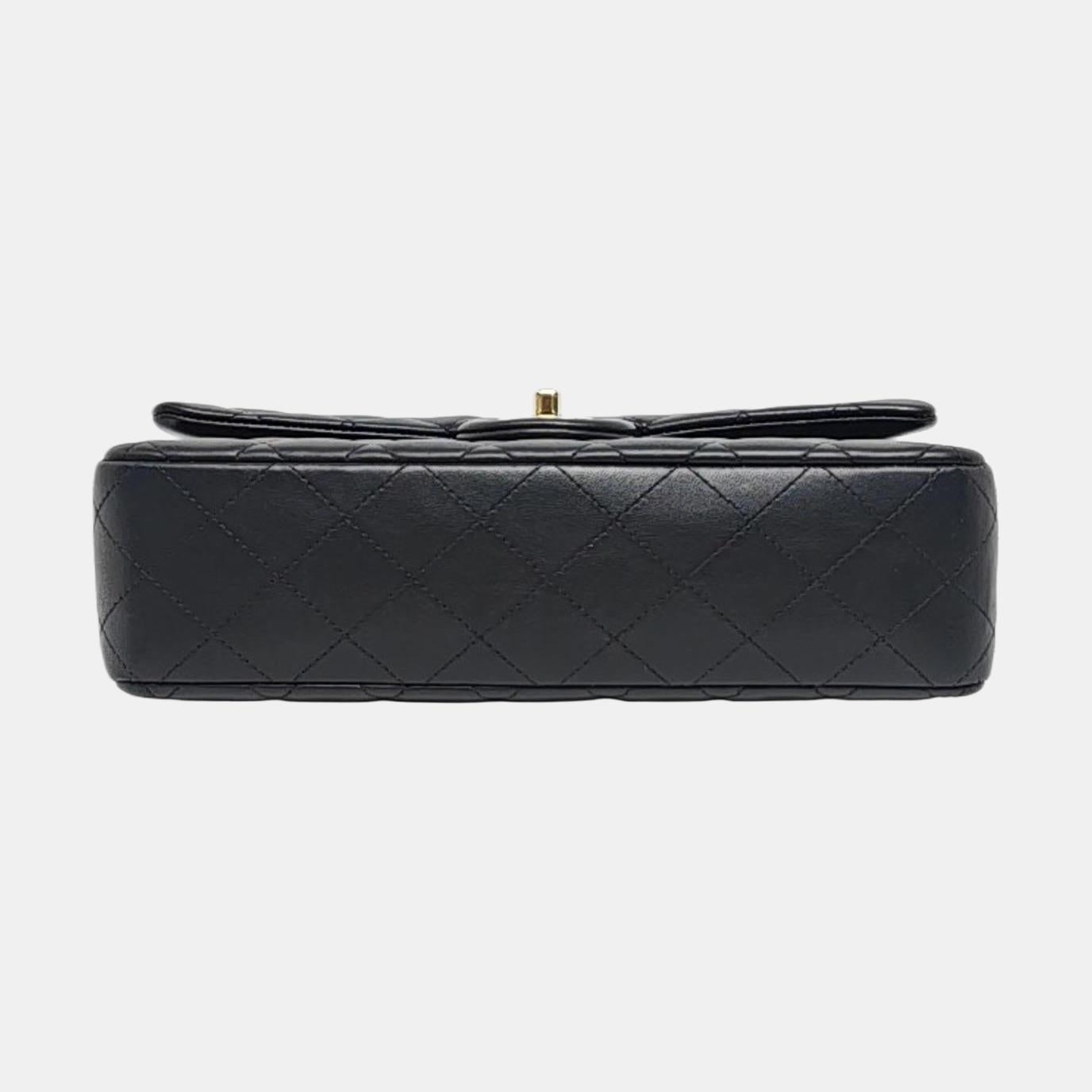 Chanel Timeless Classic Flap Medium Piel de cordero negra Herrajes dorados en venta 1