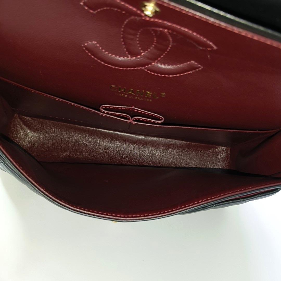 Chanel Timeless Classic Flap Medium Piel de cordero negra Herrajes dorados en venta 2