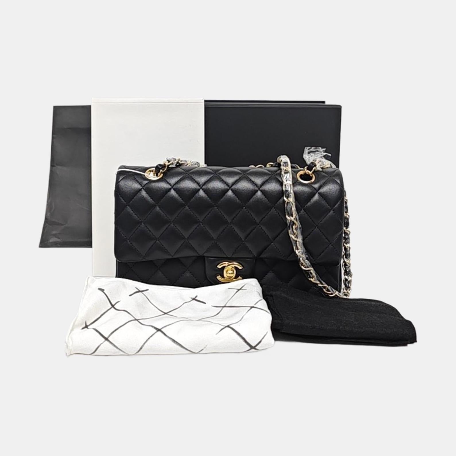Chanel Timeless Classic Flap Medium Piel de cordero negra Herrajes dorados en venta 3