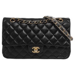 Chanel Timeless Classic Flap Medium Piel de cordero negra Herrajes dorados
