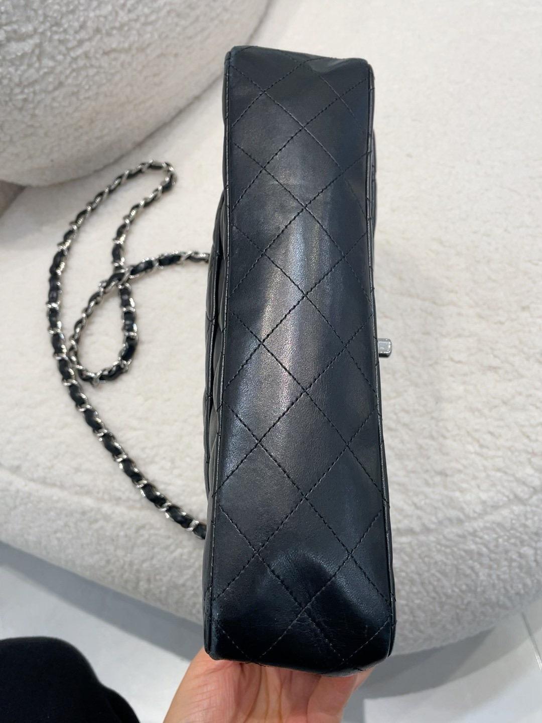 Chanel Timeless Classic Flap Mediana Piel de cordero negra Herrajes plateados, 2006 en venta 12